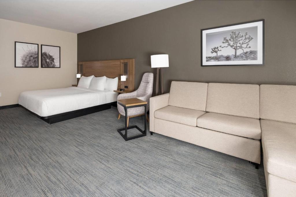 La Quinta Inn & Suites by Wyndham Phoenix West Glendale photo