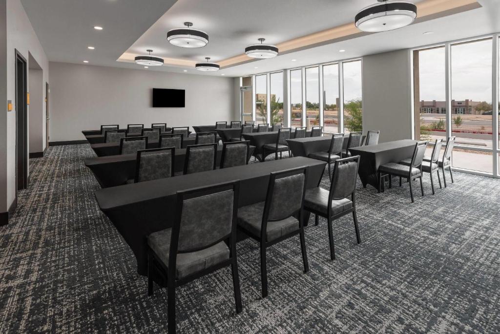 La Quinta Inn & Suites by Wyndham Phoenix West Glendale photo