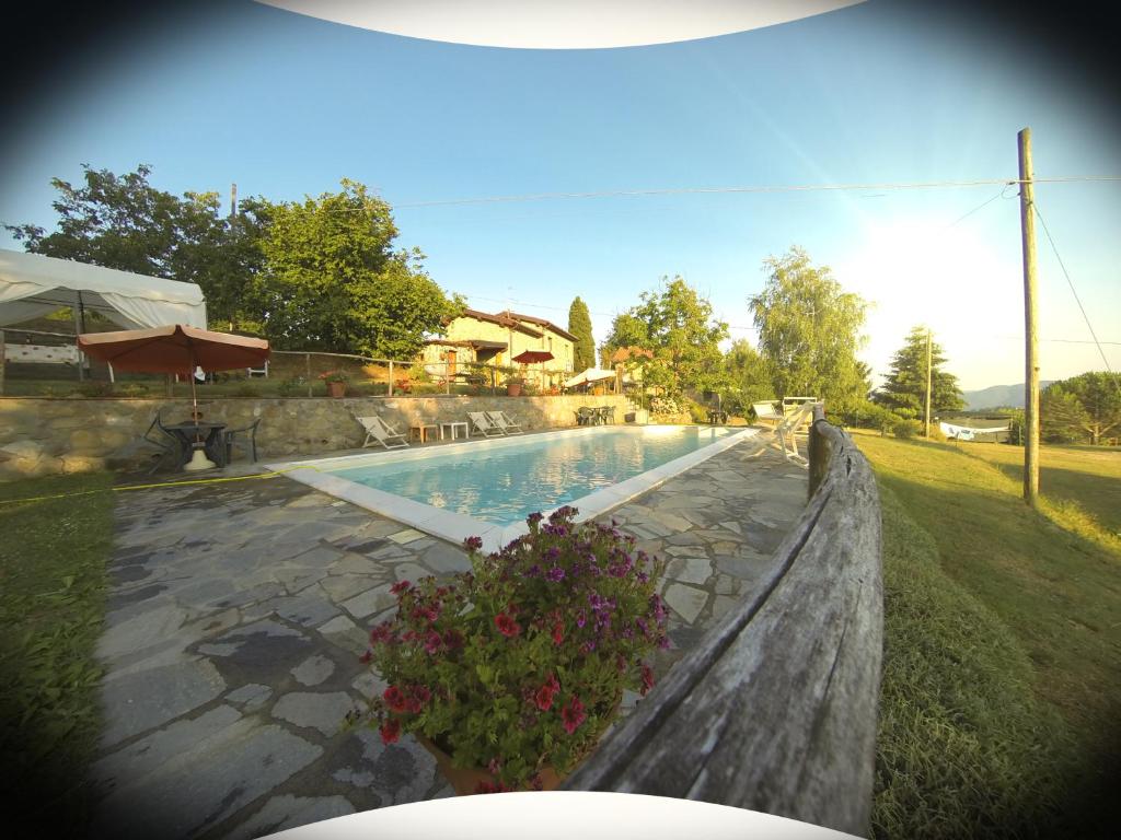 Coreglia Antelminelli的住宿－特吉利奧鄉村民宿，一座带石墙的庭院内的游泳池
