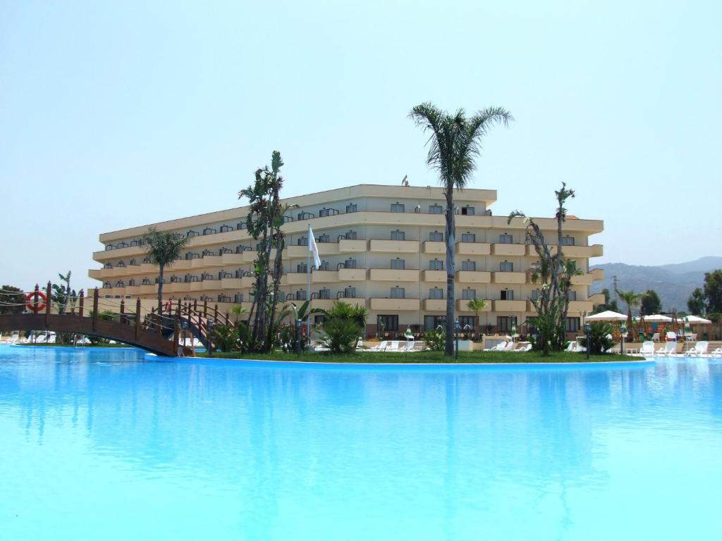 un hotel con una gran piscina de agua azul en Hotel Roscianum Welness SPA, en Rossano