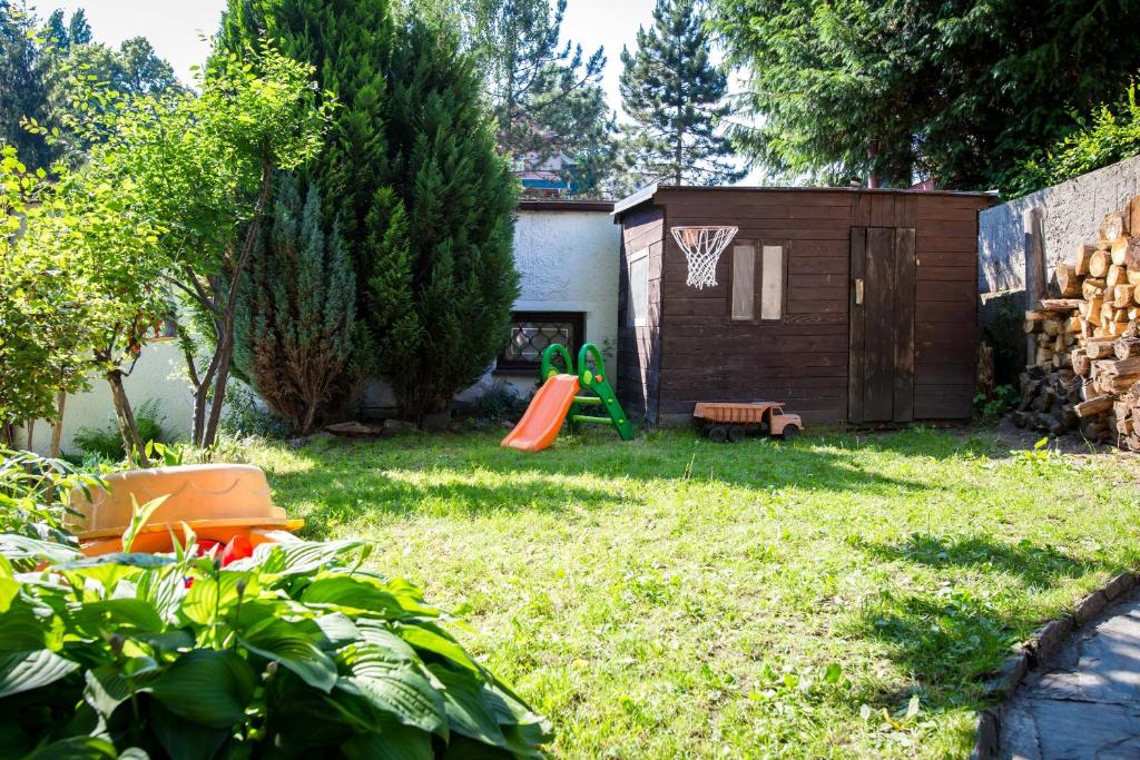 Een tuin van Apartmány Friday