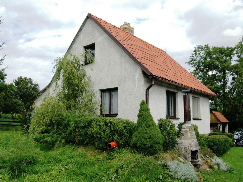 holiday home in Bohemia in the Czech Republic في Svinařov: بيت ابيض صغير بسقف احمر