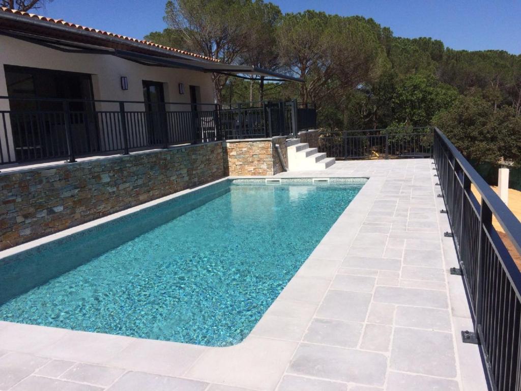 - une piscine dans une arrière-cour avec une clôture dans l'établissement Villa in Var with Pool near Massif Maures, à Vidauban