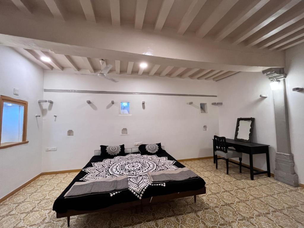 ein Schlafzimmer mit einem großen Bett und einem Klavier in der Unterkunft Savita Ba Ni Haveli A Heritage House in Ahmedabad