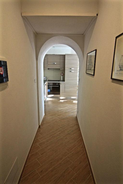 a hallway with an archway leading to a kitchen at Vernazza Vacation 2 in Vernazza