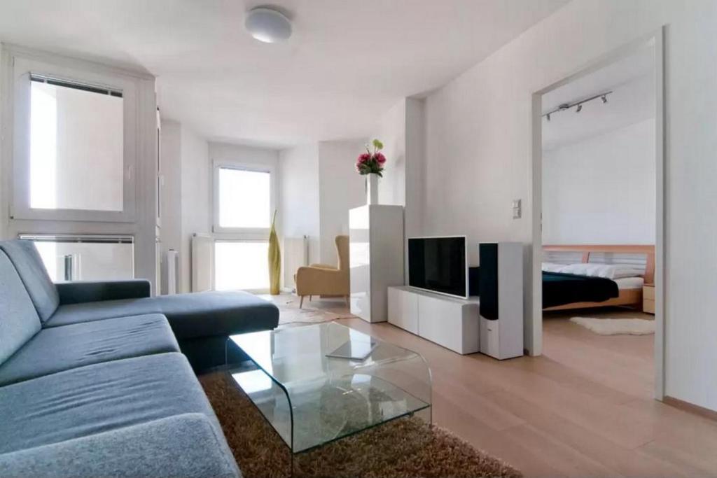 salon z kanapą i szklanym stolikiem kawowym w obiekcie cosy apartment in perfect location w Wiedniu