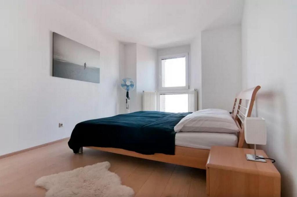sypialnia z łóżkiem, stołem i oknem w obiekcie cosy apartment in perfect location w Wiedniu