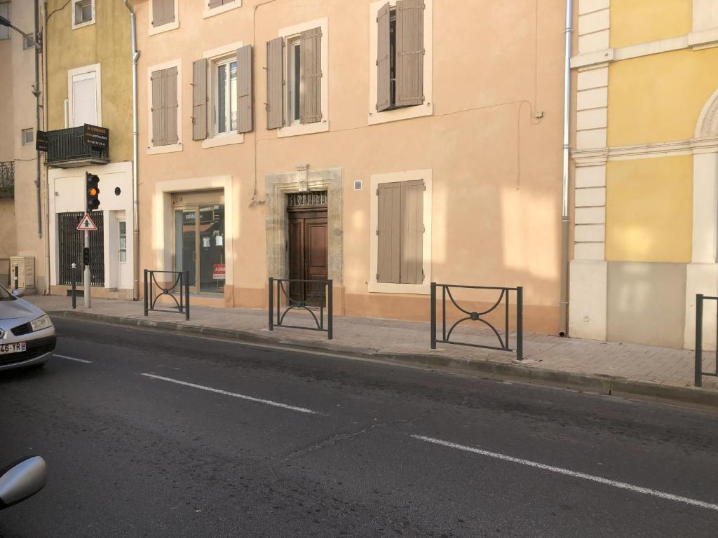 CoursanにあるTrés intéressant qualité prixの歩道に椅子が並んだ通り