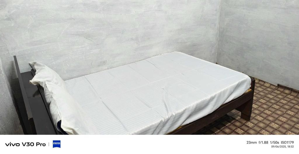 een klein bed in een hoek van een kamer bij SPOT ON HM HOTEL in Mundarwa