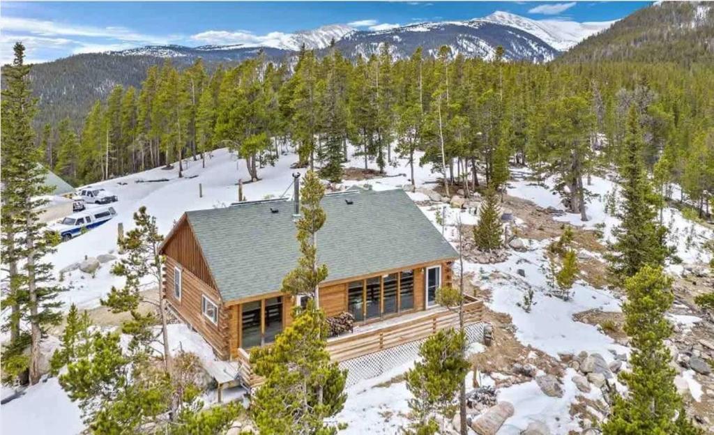 una vista aerea di una casa di tronchi nella neve di Cozy Mountain Cabin in Idaho Springs a Saint Marys