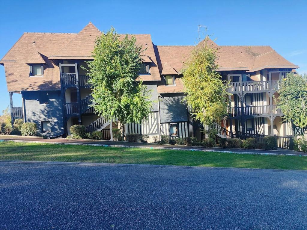 ein großes Haus mit einer Straße davor in der Unterkunft Deauville Proche Plage - Piscine Chauffée - Jacuzzi - Sauna in Deauville