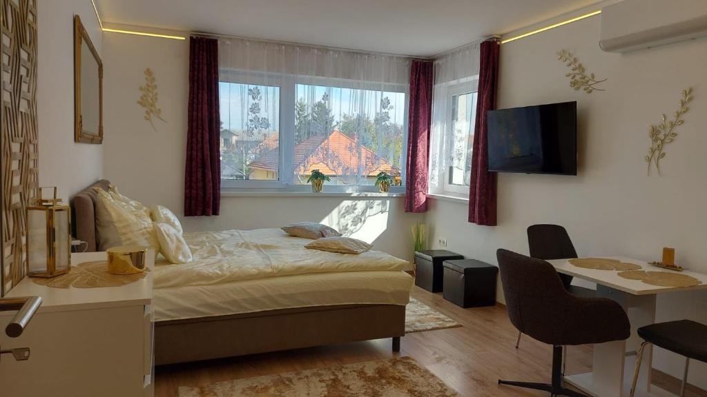 Ένα ή περισσότερα κρεβάτια σε δωμάτιο στο Menida Apartman Sárvár