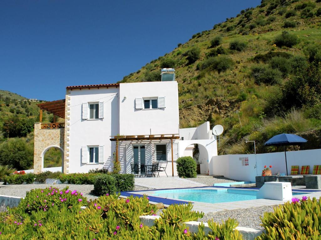 Beautiful Villa in Agia Galini Crete tesisinde veya buraya yakın yüzme havuzu