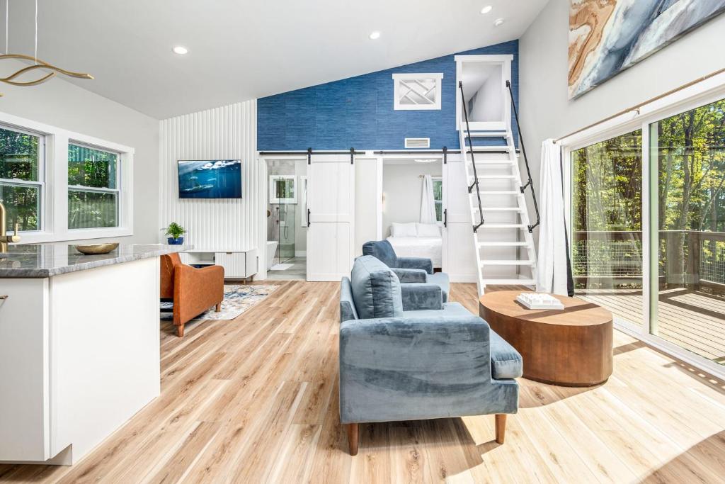 ein Wohnzimmer mit einer Treppe in einem Haus in der Unterkunft H2O Oasis Tree House in Dogwood Acres