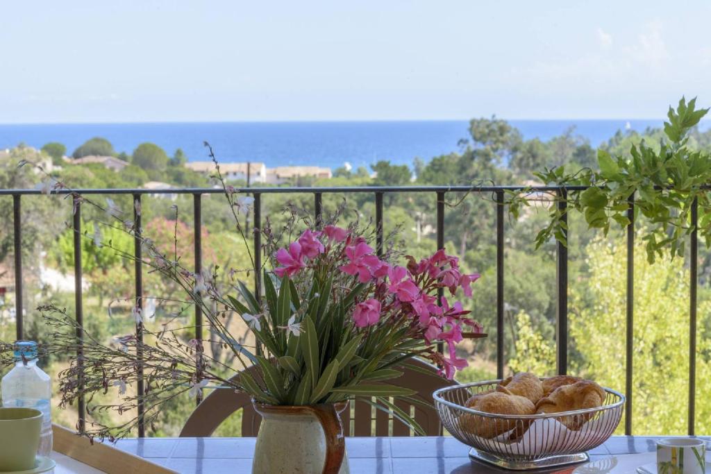 コンカにあるCATALINA 1-Villa Alivi- Piscine en résidence- vue mer- plage à piedsの花瓶一杯のテーブルとパン一杯