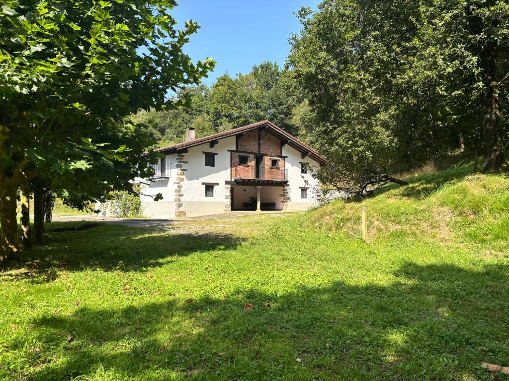 a house on a hill with a grass yard at Ojangoiti in Gautegiz Arteaga