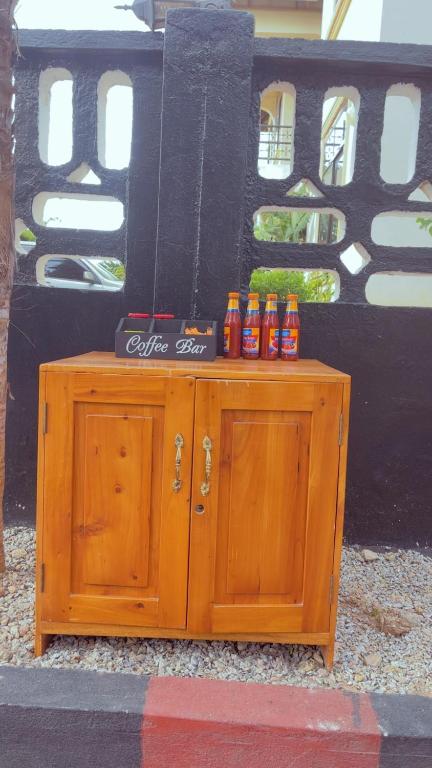 DodomaEpic Malaika的墙边一张桌子上摆着热狗。