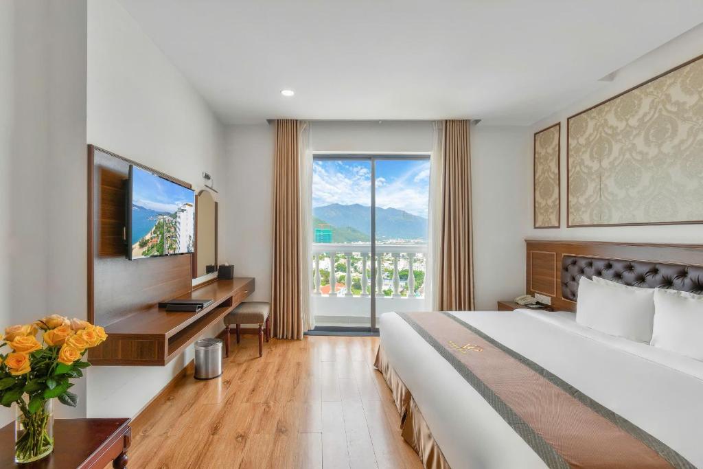 Phòng Deluxe Có Ban Công Nhìn Ra Thành Phố