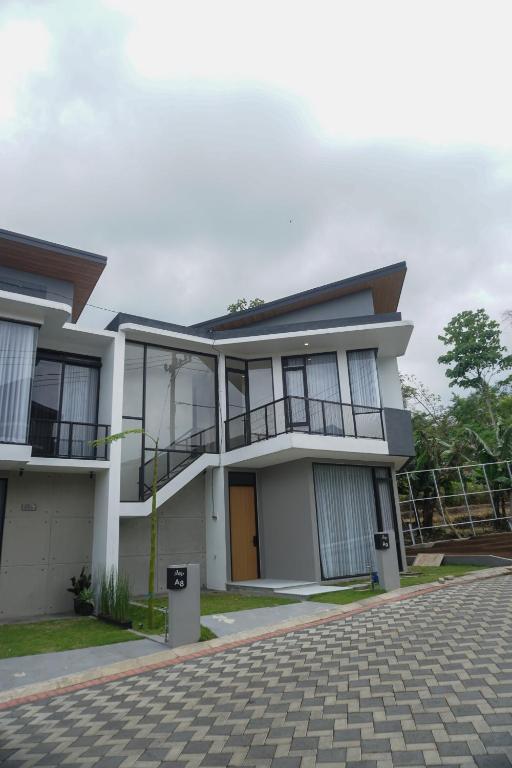 a white house with a driveway in front of it at Villa DeValley A9 Batu in Tlekung
