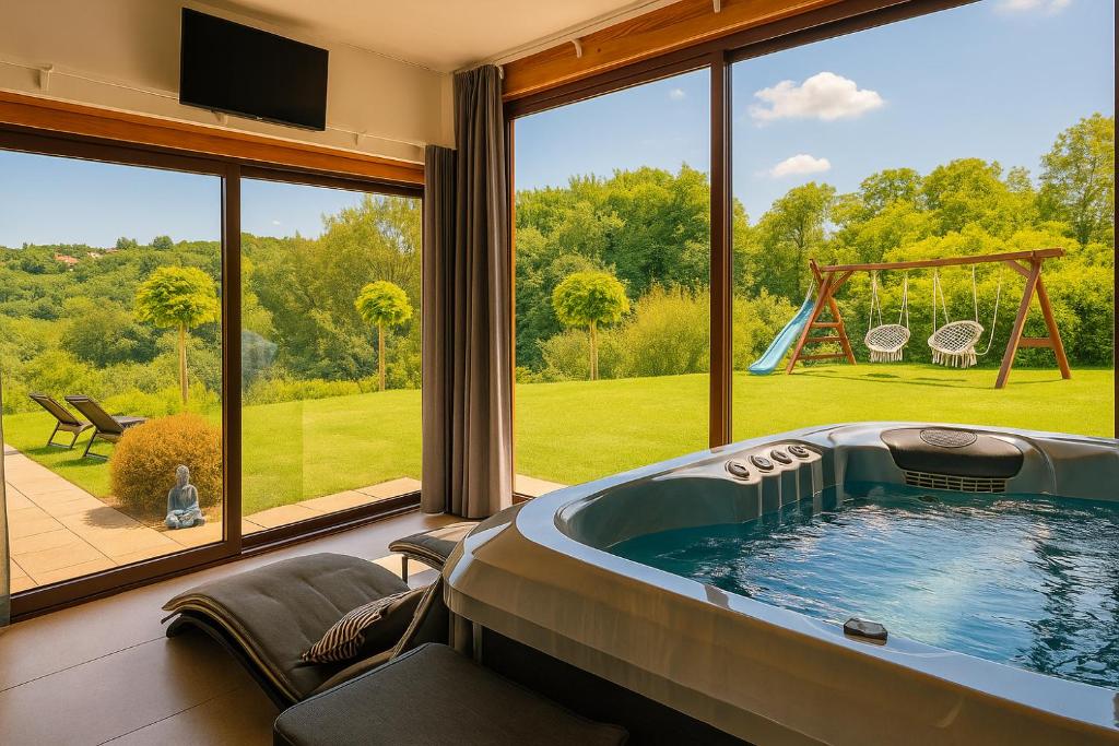 Hồ bơi trong/gần Holiday Home AdaliA Private Wellness Nature View & Wine Region Medjimurje