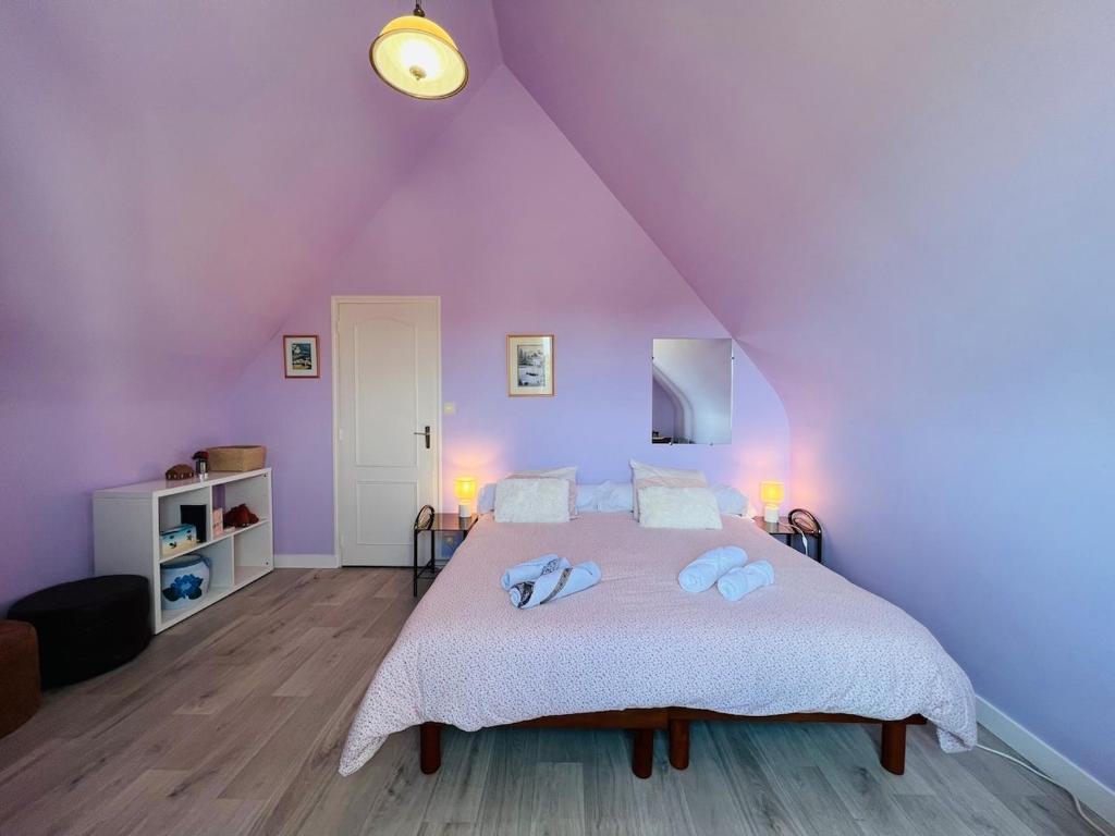 Postel nebo postele na pokoji v ubytování Fenêtres sur l'infini bleu- vue et accès mer