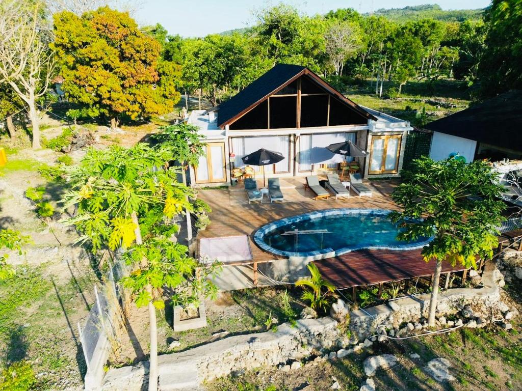 una vista aérea de una casa con piscina en Bale Penida Villa, en Nusa Penida
