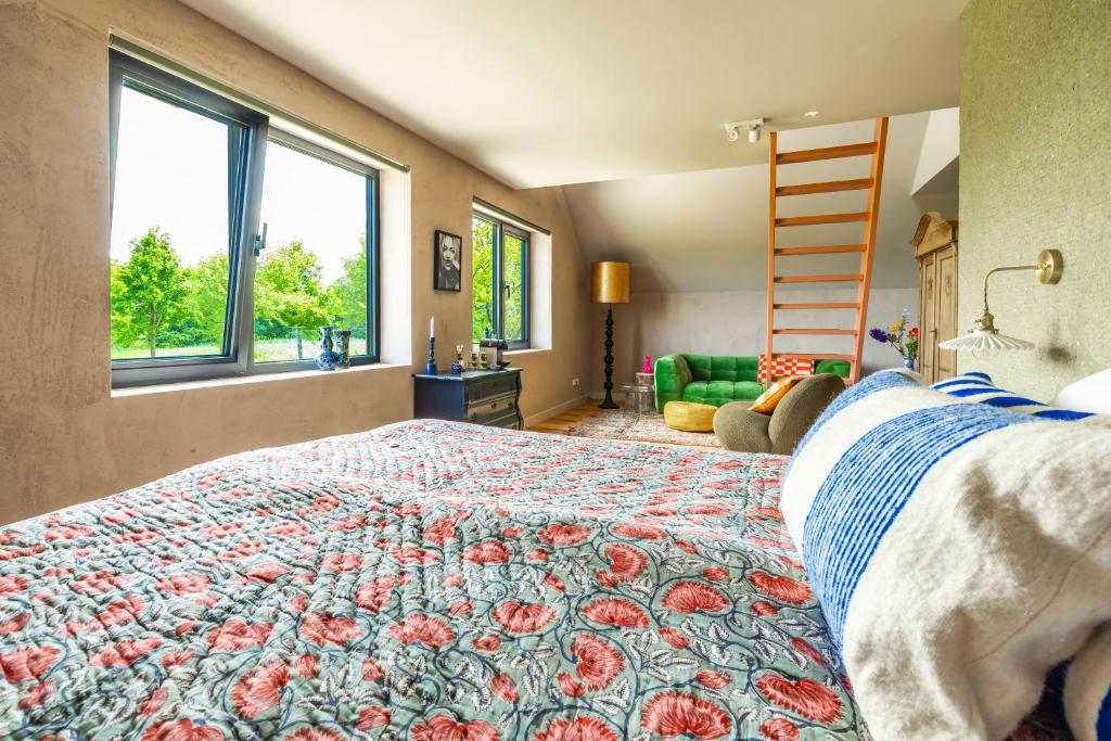een slaapkamer met een groot bed met een sprei met bloemen bij Bed & Breakfast in Rijssen