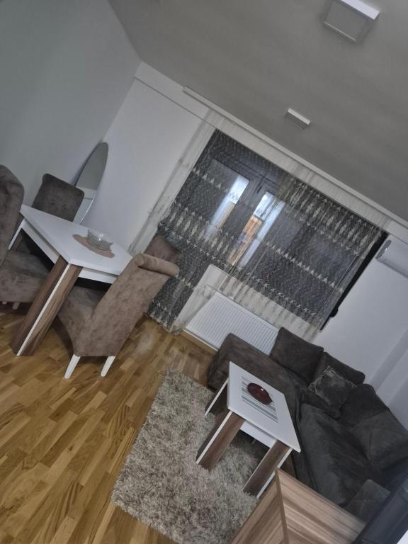 una sala de estar con un sofá y una mesa en Maki Aki Apartman, en Jagodina