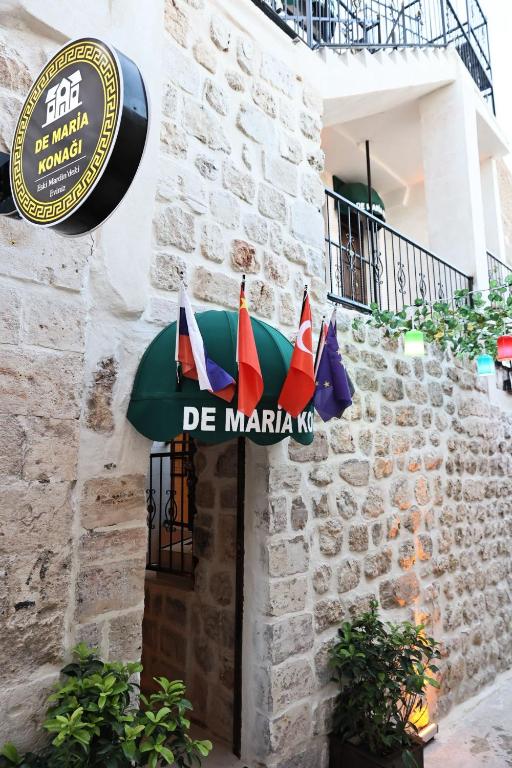马尔丁De MARİA KONAĞI的建筑物侧面的餐厅招牌