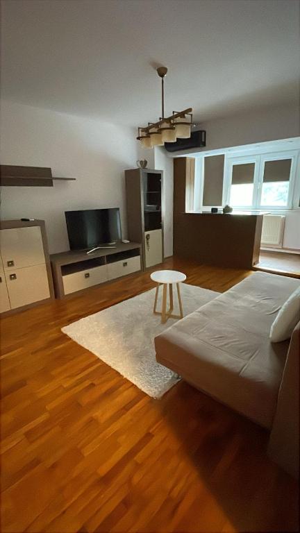 Μια τηλεόραση ή/και κέντρο ψυχαγωγίας στο Apartament Centru Pitesti