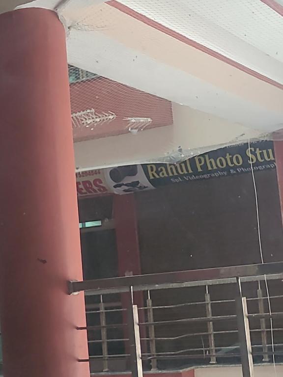 een gebouw met een bord waarop staat 'raoul fotoschool' bij Hotel navneet in Bahādrābād