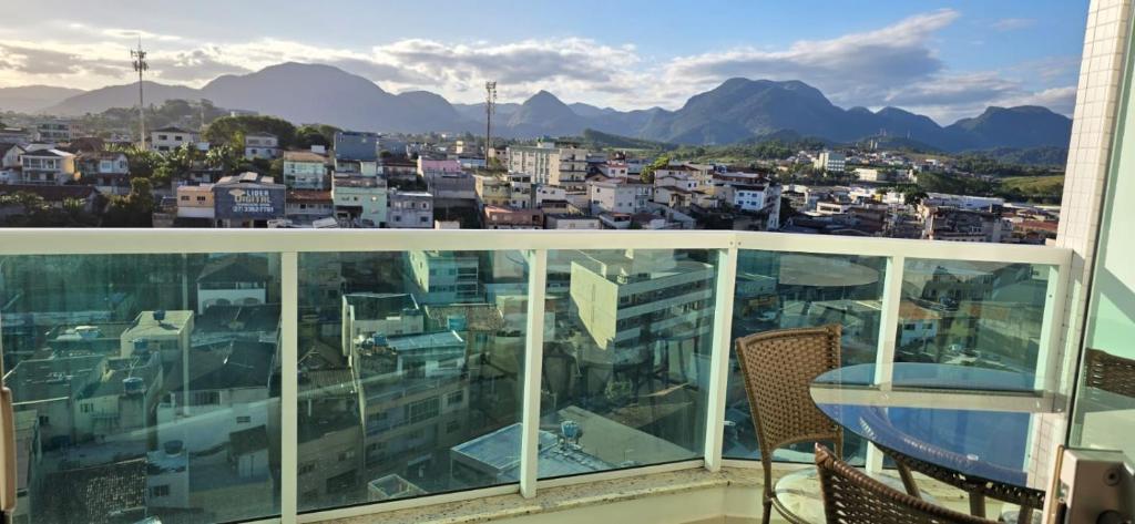 un balcone con vista sulla città di Vista para as Montanhas a Guarapari