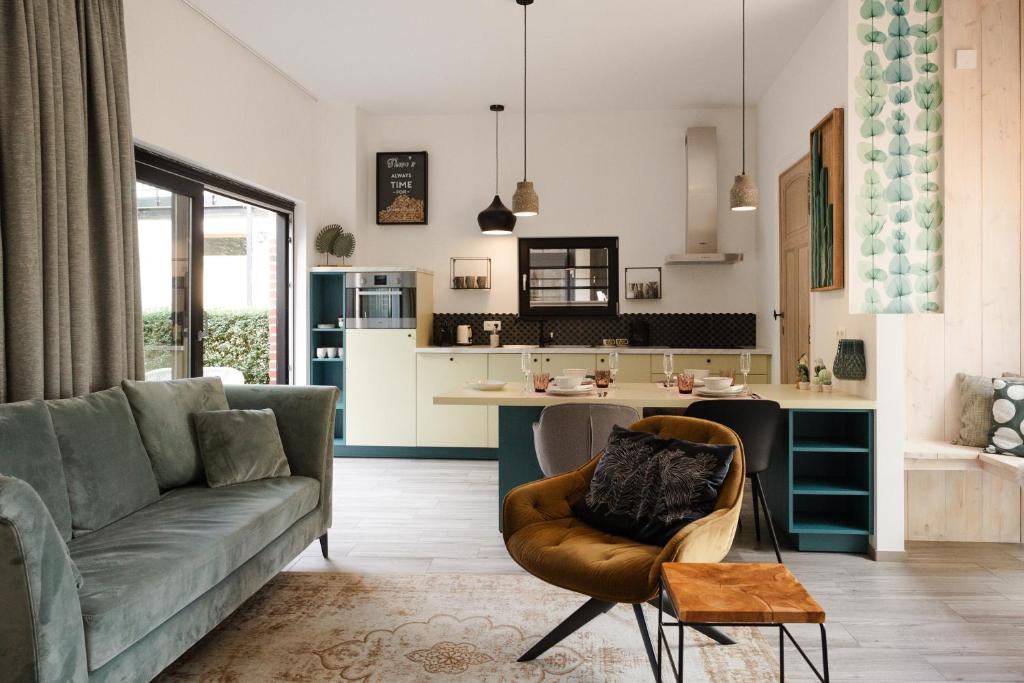 un soggiorno con divano e cucina di Time-Out Zussen a Riemst