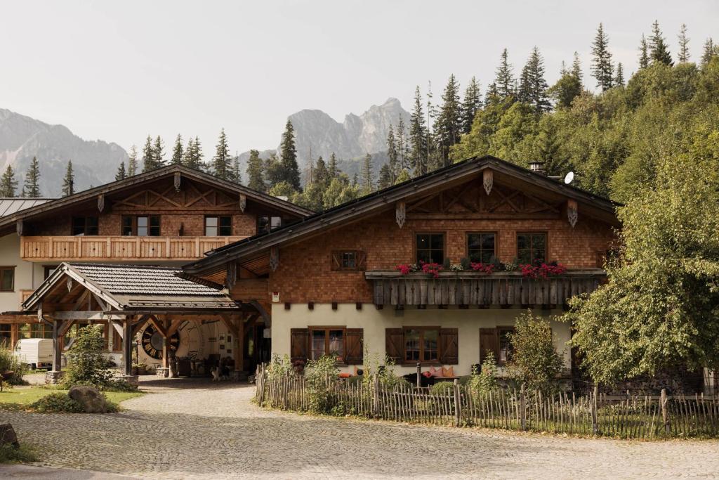 a building with a balcony on top of it at Berghotel Schlossanger Alp in Pfronten