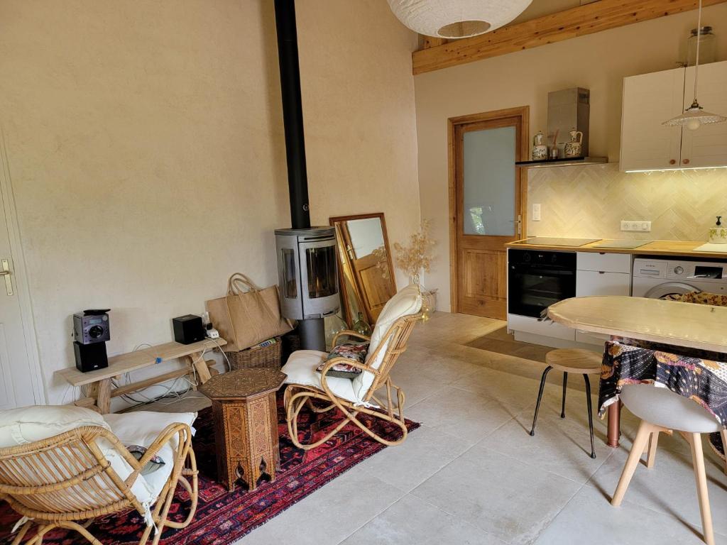 Una cocina o kitchenette en Gîte Sauge et Romarin