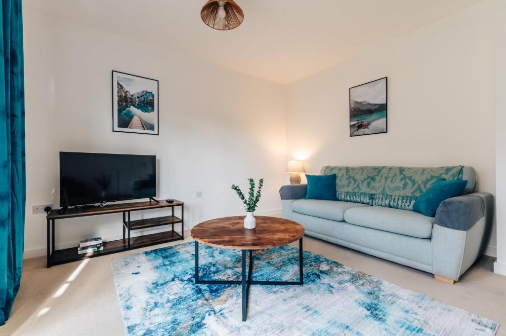 Televisyen dan/atau pusat hiburan di Modern & stylish 4 bed home with garden