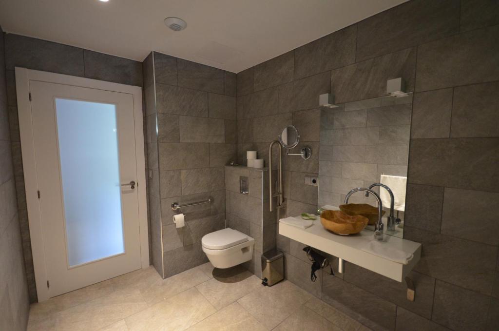 Koupelna v ubytování Arantza Apartamentuak