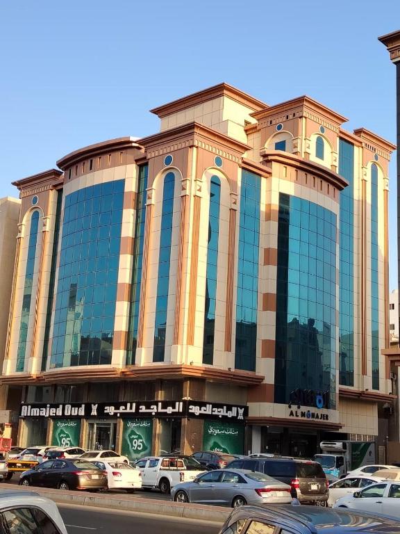 a large building with cars parked in front of it at المهاجر فرع قريش in Jeddah