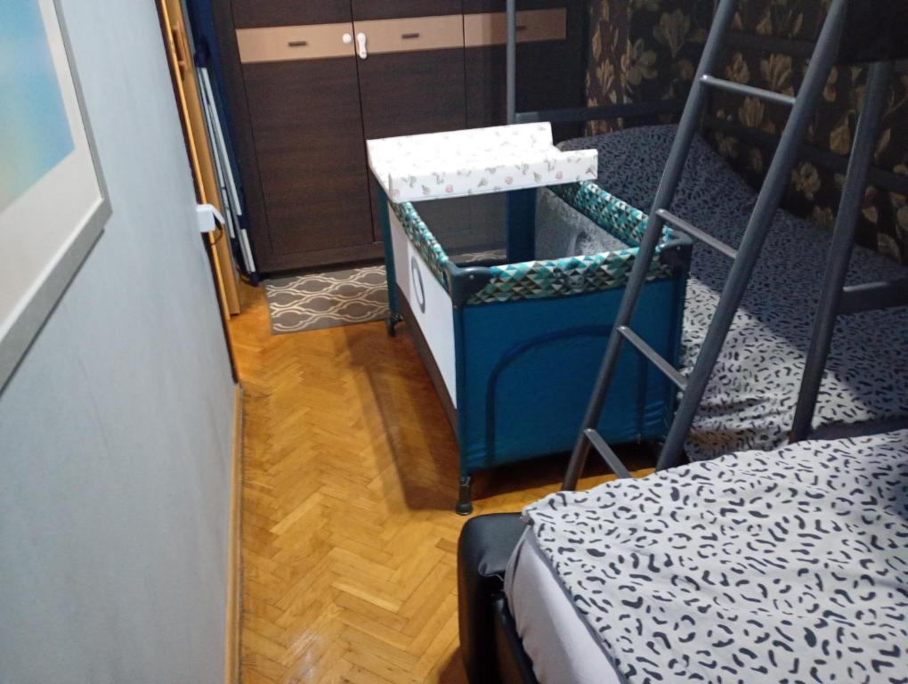 APARTAMENT VENGE -CAŁE MIESZKANIE 46m2 NA WYŁĄCZNOŚĆ - Z JEDNĄ SYPIALNIĄ I JEDNYM SYPIALNO-SALONEM -3 PIĘTRO BEZ WINDY- REZERWACJA BEZ KARTY KREDYTOWEJ-KLIMATYZACJA-NETFLIX-2 ŁÓŻECZKA DZIECIĘCE, BEZPŁATNY PARKING PUBLICZNY NA MONITOROWANYM PODWÓRZU - 19