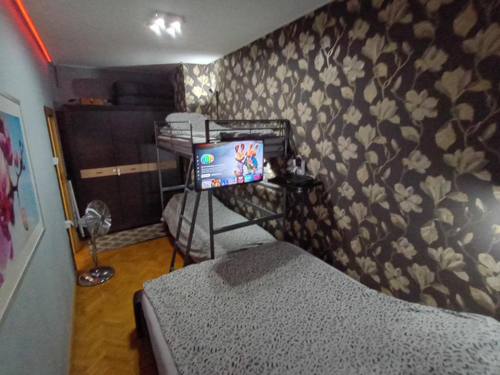 APARTAMENT VENGE -CAŁE MIESZKANIE 46m2 NA WYŁĄCZNOŚĆ - Z JEDNĄ SYPIALNIĄ I JEDNYM SYPIALNO-SALONEM -3 PIĘTRO BEZ WINDY- REZERWACJA BEZ KARTY KREDYTOWEJ-KLIMATYZACJA-NETFLIX-2 ŁÓŻECZKA DZIECIĘCE, BEZPŁATNY PARKING PUBLICZNY NA MONITOROWANYM PODWÓRZU - 18
