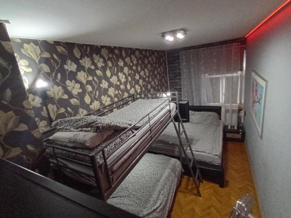 APARTAMENT VENGE -CAŁE MIESZKANIE 46m2 NA WYŁĄCZNOŚĆ - Z JEDNĄ SYPIALNIĄ I JEDNYM SYPIALNO-SALONEM -3 PIĘTRO BEZ WINDY- REZERWACJA BEZ KARTY KREDYTOWEJ-KLIMATYZACJA-NETFLIX-2 ŁÓŻECZKA DZIECIĘCE, BEZPŁATNY PARKING PUBLICZNY NA MONITOROWANYM PODWÓRZU - 17