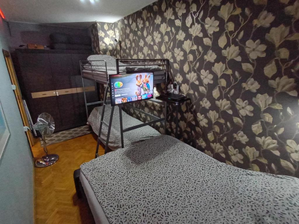 APARTAMENT VENGE -CAŁE MIESZKANIE 46m2 NA WYŁĄCZNOŚĆ - Z JEDNĄ SYPIALNIĄ I JEDNYM SYPIALNO-SALONEM -3 PIĘTRO BEZ WINDY- REZERWACJA BEZ KARTY KREDYTOWEJ-KLIMATYZACJA-NETFLIX-2 ŁÓŻECZKA DZIECIĘCE, BEZPŁATNY PARKING PUBLICZNY NA MONITOROWANYM PODWÓRZU - 3