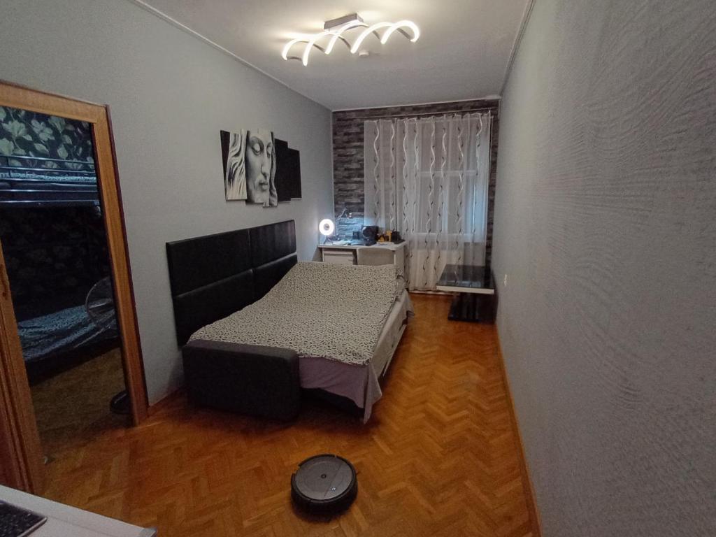 APARTAMENT VENGE -CAŁE MIESZKANIE 46m2 NA WYŁĄCZNOŚĆ - Z JEDNĄ SYPIALNIĄ I JEDNYM SYPIALNO-SALONEM -3 PIĘTRO BEZ WINDY- REZERWACJA BEZ KARTY KREDYTOWEJ-KLIMATYZACJA-NETFLIX-2 ŁÓŻECZKA DZIECIĘCE, BEZPŁATNY PARKING PUBLICZNY NA MONITOROWANYM PODWÓRZU - 15