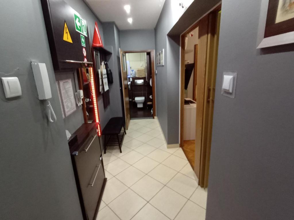 APARTAMENT VENGE -CAŁE MIESZKANIE 46m2 NA WYŁĄCZNOŚĆ - Z JEDNĄ SYPIALNIĄ I JEDNYM SYPIALNO-SALONEM -3 PIĘTRO BEZ WINDY- REZERWACJA BEZ KARTY KREDYTOWEJ-KLIMATYZACJA-NETFLIX-2 ŁÓŻECZKA DZIECIĘCE, BEZPŁATNY PARKING PUBLICZNY NA MONITOROWANYM PODWÓRZU - 5