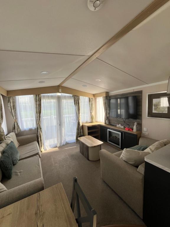 ヘイスティングスにあるLuxury 3 bed swift homeのソファとテレビ付きの広いリビングルーム