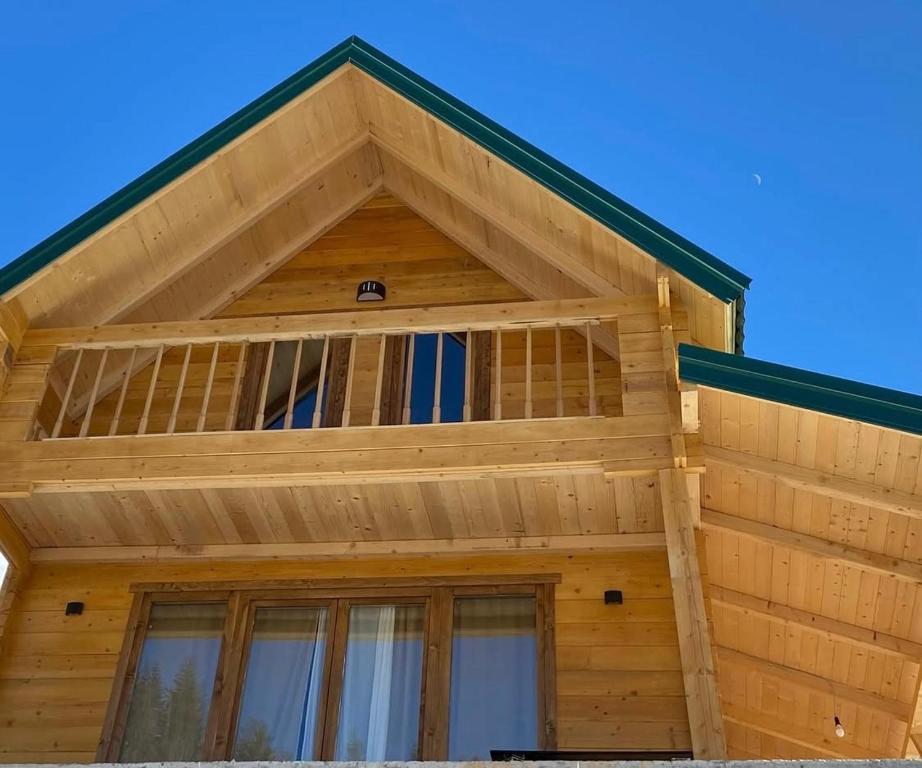 ペヤにあるVilla Klodiの木造の家