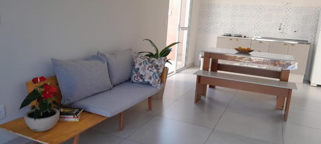 a living room with a couch and a table at Garden House Canastra in Delfinópolis