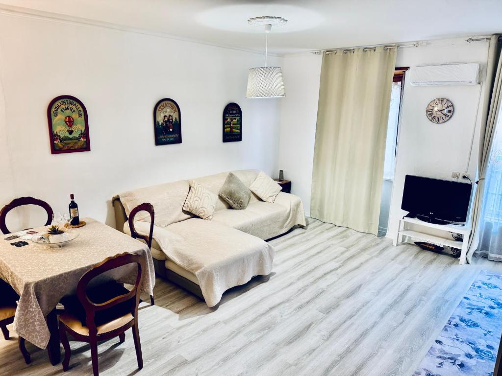 a living room with a couch and a table at Appartamento Lana zona terme Centro e vicino a Villa Igea in Acqui Terme