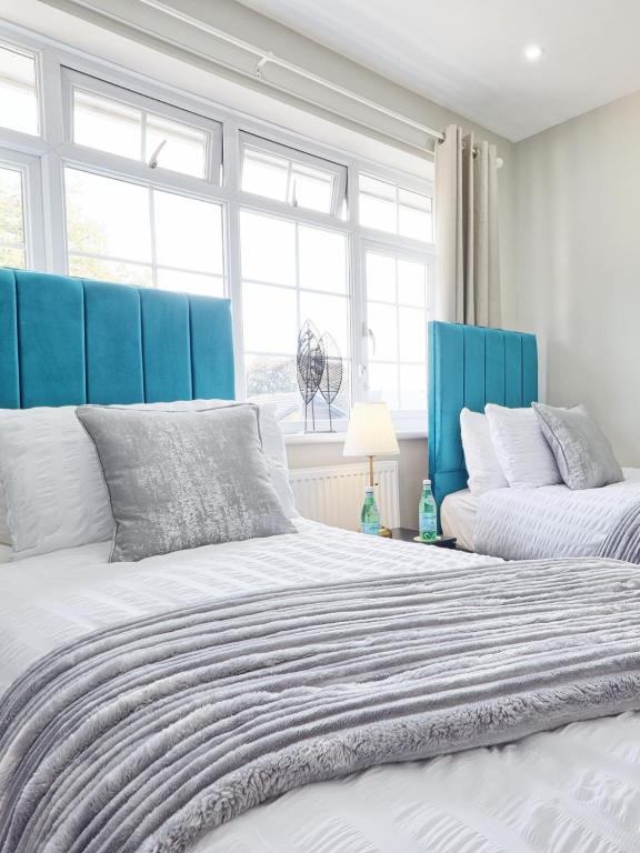 Un pat sau paturi într-o cameră la Large House Erith DA8 - 6 BDR - Sleeps up to 12 Guest - Parking - Garden - WiFi- Contractors - Families - Groups - Discounts Available for Long Term Bookings!