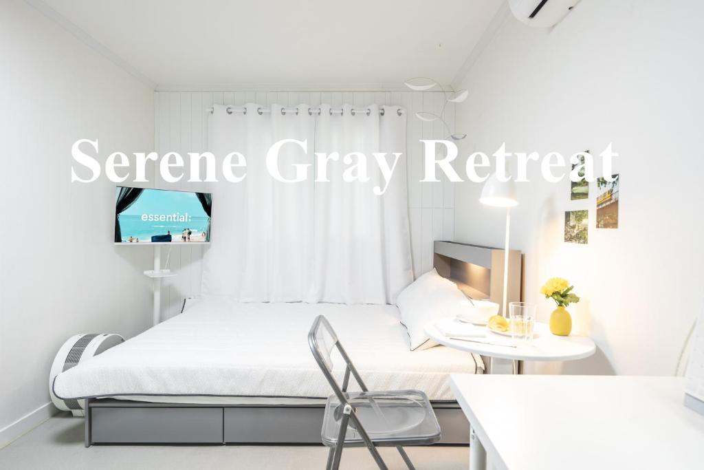 Ένα ή περισσότερα κρεβάτια σε δωμάτιο στο Serene Gray Retreat - 8 min walk from the subway station